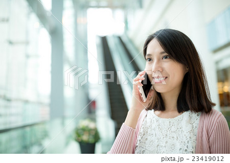 Woman discuss on cellphone Woman discuss on cellphone 23419012