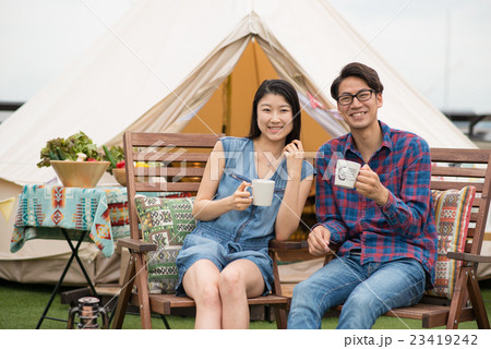 カップル アウトドアイメージ カップル アウトドアイメージ 23419242