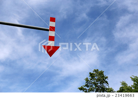 豪雪地帯で冬に路肩を知らせる矢印 豪雪地帯で冬に路肩を知らせる矢印 23419663