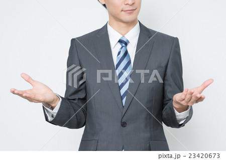 納得がいかない若いビジネスマン 23420673