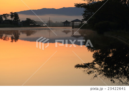 夜明けの水面 日の出前 夜明けの水面 日の出前 23422641