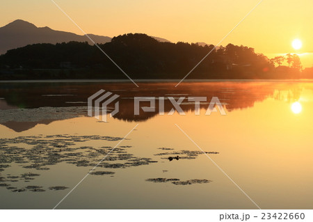 夜明けの水面　日の出 23422660