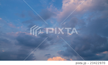 7月中旬の夕方の空と雲　夕焼け　16:9 23422970