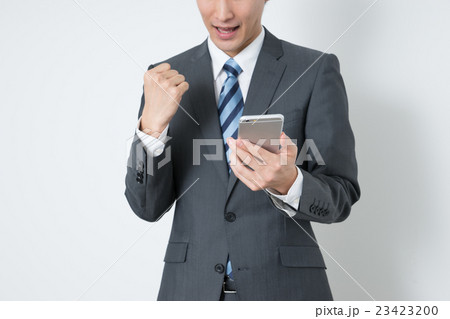 若いビジネスマン（スマホ） 23423200