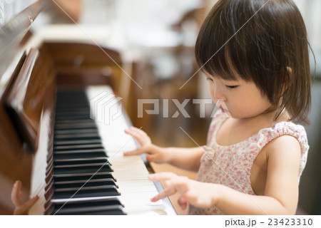 生まれて初めてピアノを弾く 1歳10ケ月 生まれて初めてピアノを弾く 1歳10ケ月 23423310