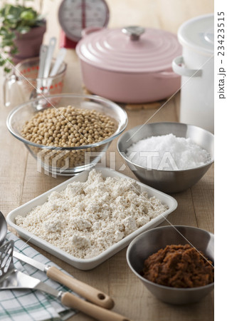 手作り味噌とその材料 23423515