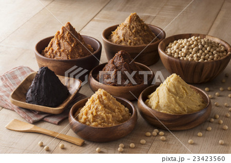 様々な味噌と大豆 23423560