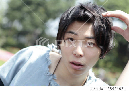 若い男性おどろく 23424024