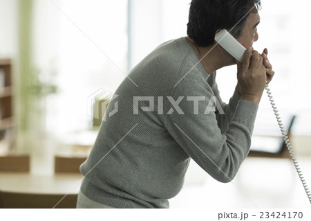 電話をシニア男性 23424170
