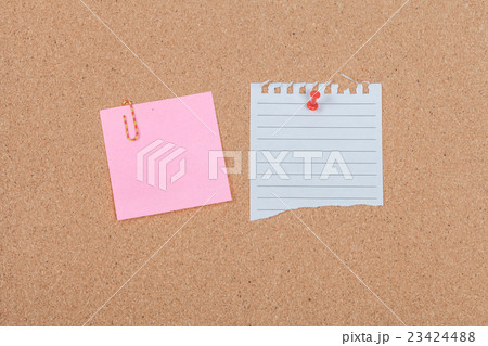 Note paper with  pin on the cork board 23424488