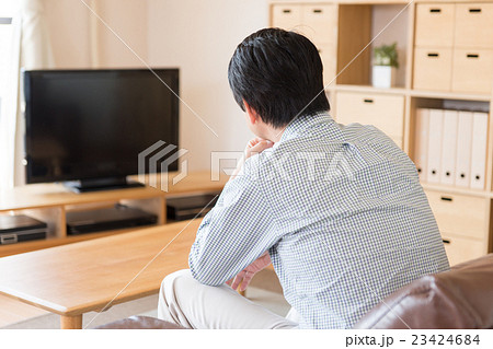 テレビを見るミドルの男性 23424684