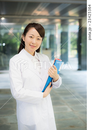 白衣 女性 白衣 女性 23425364