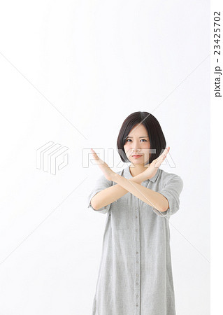 NGをする女性　バツ 23425702