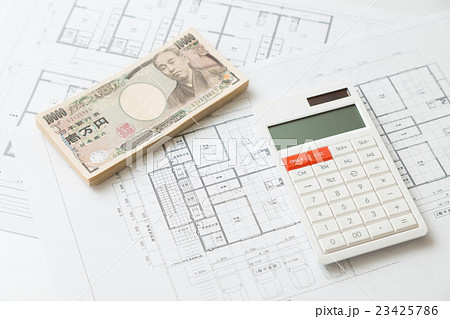 住宅図面と電卓とお金 白バック 住宅図面と電卓とお金 白バック 23425786