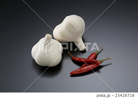 にんにく 唐辛子 食材 香辛料 調味料 スタミナ食品 植物 食べ物の写真素材