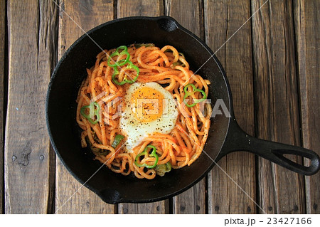 スキレットで作った目玉焼きトッピングのうどんナポリタン スキレットで作った目玉焼きトッピングのうどんナポリタン 23427166