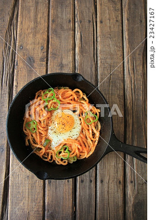 スキレットで作った目玉焼きトッピングのうどんナポリタン スキレットで作った目玉焼きトッピングのうどんナポリタン 23427167