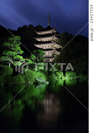 瑠璃光寺 山口ゆらめき回廊 五重塔 ライトアップの写真素材