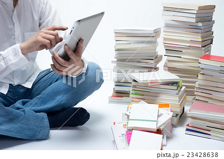 本とタブレット 23428638