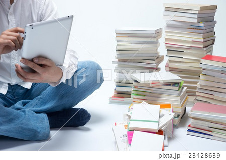 本とタブレット 23428639