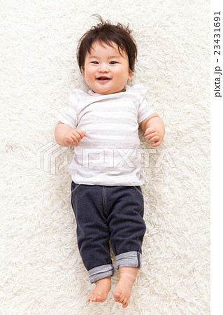 横になる赤ちゃん 横になる赤ちゃん 23431691