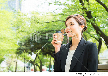 コーヒーブレイクする女性（ビジネス） 23432077