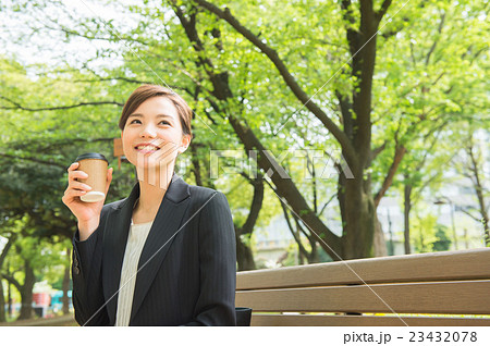 コーヒーブレイクする女性（ビジネス） 23432078