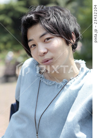 若い男性寛ぎ 23432104