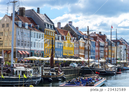 夏のコペンハーゲンニューハウンの街並み 23432589