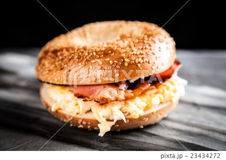 Bagel with bacon and egg 23434272