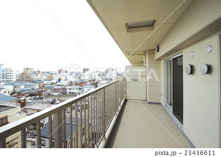 住宅 マンション バルコニー バルコニー隔板 イメージの写真素材