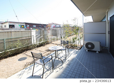 住宅　マンションの1Fテラス　専用庭　イメージ　テーブルあり 23436613