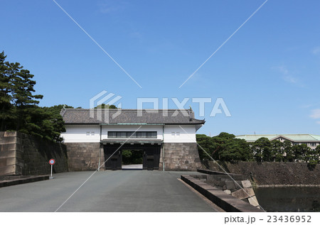 青空に坂下門 23436952