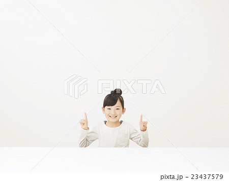 女の子 指差し コピースペース有り 女の子 指差し コピースペース有り 23437579