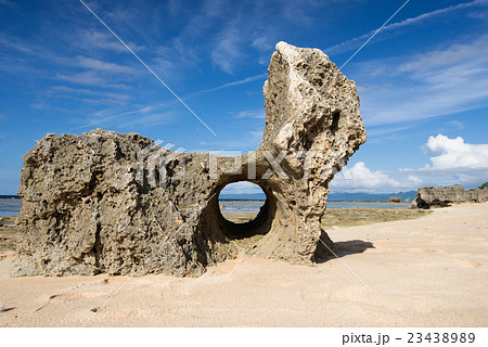 沖縄の海・ポットホール・古宇利島 23438989