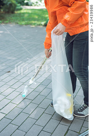 ゴミ拾い ゴミ拾い 23439986