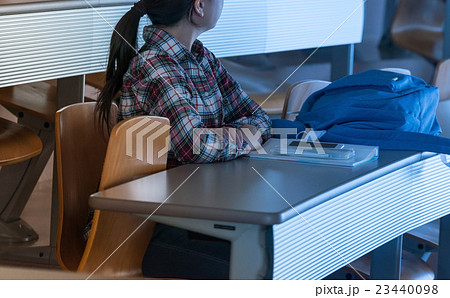 大学の講堂 23440098