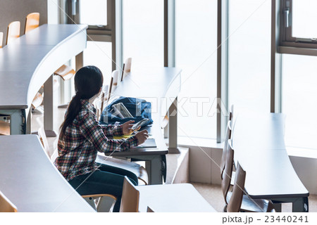 大学の講堂 23440241