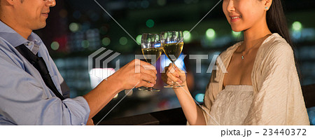 カップル ナイトバルコニー イメージ カップル ナイトバルコニー イメージ 23440372