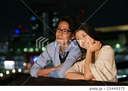 カップル ナイトバルコニー イメージ 23440375