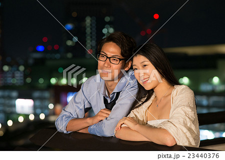 カップル ナイトバルコニー イメージ カップル ナイトバルコニー イメージ 23440376