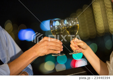 カップル ナイトバルコニー イメージ 23440394