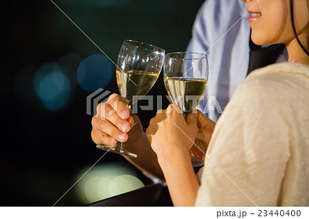 カップル ナイトバルコニー イメージ カップル ナイトバルコニー イメージ 23440400