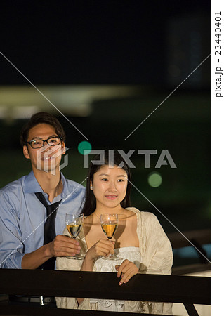 カップル ナイトバルコニー イメージ カップル ナイトバルコニー イメージ 23440401