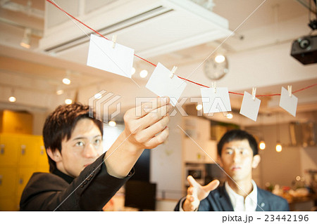 会議シーン　選択に反対（手元）　ライバル 23442196