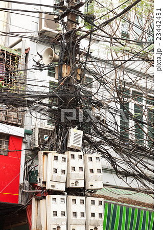 ベトナムのハノイの電線が混線した電柱 23442431