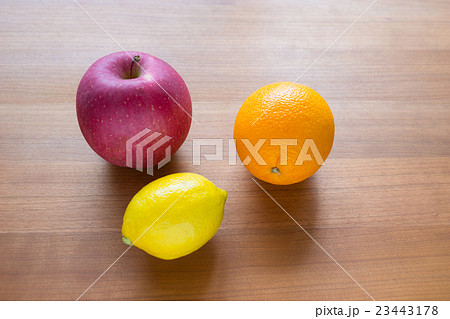 リンゴ　レモンとオレンジ リンゴとオレンジとレモンの写真素材 [23443178] - PIXTA