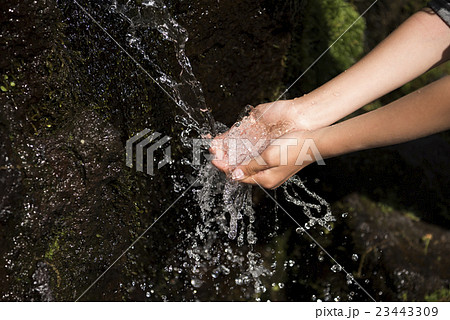 北海道 京極ふきだし公園(水を汲む手) 北海道 京極ふきだし公園(水を汲む手) 23443309