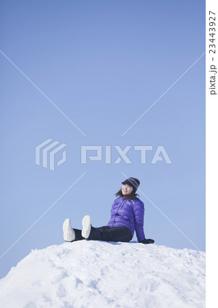 雪山の上の女性 雪山の上の女性 23443927