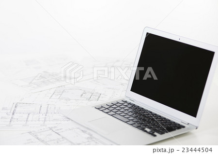 不動産　建設　建築　パソコン　ビジネス　オフィス　 23444504